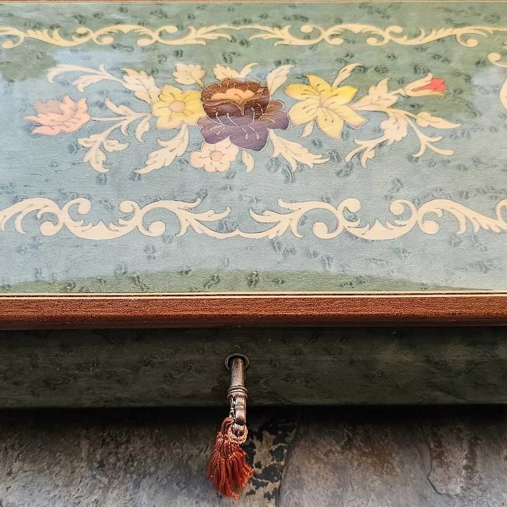 VINTAGE Music Box ISLE OF CAPRI🎶 Italian Swiss Movement Exquisite - Picture 3 of 9